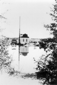 Le moulin près des rapides (avant 1962). SHA - Coll. Société d'histoire d'Amos 