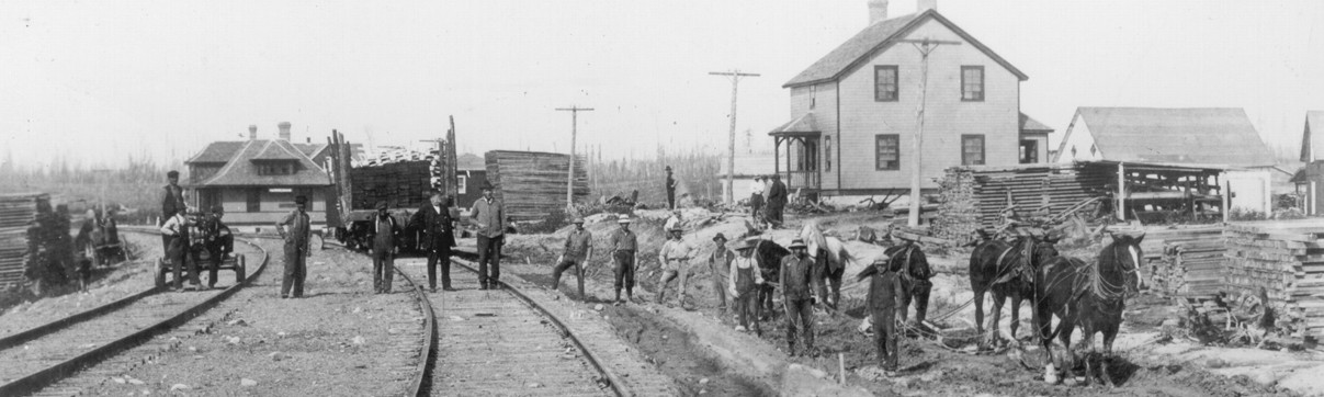 Groupe de travailleurs à la gare d'Amos en 1914. SHA - Fonds Pierre Trudelle