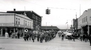 Parade de la Fanfare d'Amos lors du Jour du Souvenir sur la 1re Rue Ouest en 1961. Société d'histoire d'Amos - Fonds Studio Morasse / H. Dudemaine