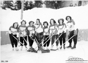 Équipe de hockey féminin «Chrysler» sur la patinoire à Amos dans les années 1930. SHA - Coll. SHA