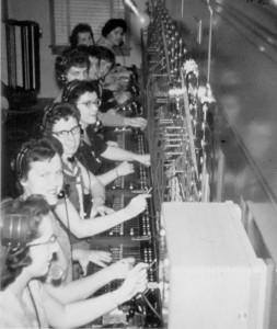 Opératrices de téléphone, vers 1950 à Amos. SHA - Fonds Gaston Rouleau