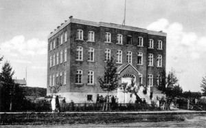 L'école Ste-Thérèse dans les années 1930. SHA - Fonds Paul-Édouard Lavoie