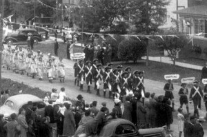 Parade des cantons sur la 2e Avenue lors du 25e anniversaire de l'Abitibi en 1938 à Amos.