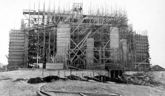 L’église Sainte-Thérèse-d’Avila en construction, 1922. SHA – Coll. Société d’histoire d’Amos