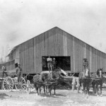 Des ouvriers devant la scierie Napoléon Paquette en 1914. SHA – Fonds Pierre Trudelle