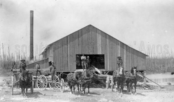 Des ouvriers devant la scierie Napoléon Paquette en 1914. SHA – Fonds Pierre Trudelle