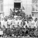 Une groupe d’élèves et enseignantes, dont Mlles Vézina, devant la chapelle-école en 1915. SHA – Fonds Pierre Trudelle