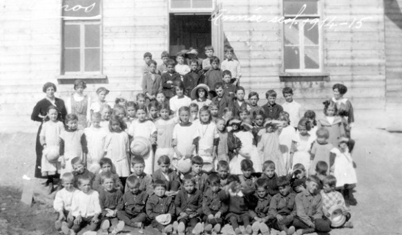 Une groupe d’élèves et enseignantes, dont Mlles Vézina, devant la chapelle-école en 1915. SHA – Fonds Pierre Trudelle