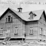 La chapelle-école d’Amos en 1920. SHA – Fonds Pierre Trudelle