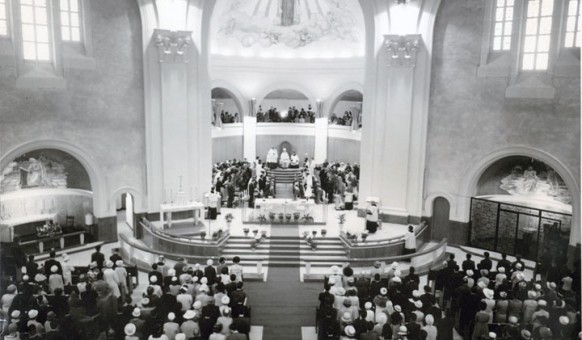 Cérémonie religieuse à l’intérieur de la cathédrale Sainte-Thérèse-d’Avila au milieu des années 1960. SHA – Coll. Société d’histoire d’Amos