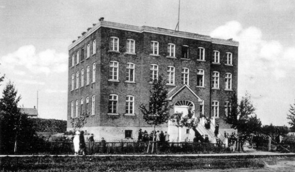 L’école Ste-Thérèse dans les années 1930. SHA – Fonds Paul-Édouard Lavoie