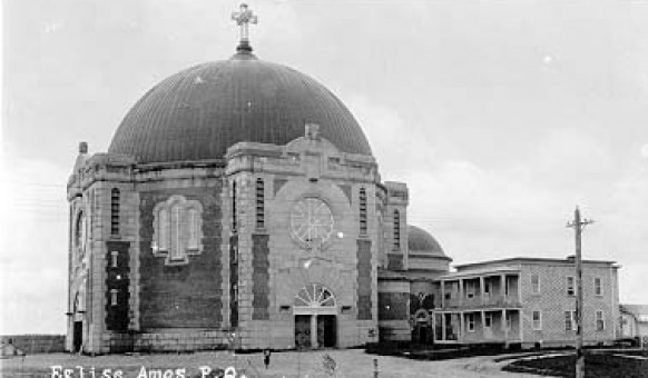 La cathédrale Sainte-Thérèse d’Avila et le presbytère en 1924. SHA – Fonds Bernard Cossette
