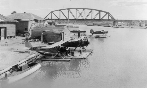 Les hydravions de la General Airways au quai du gouvernement sur le bord de l’Harricana dans les années 1930. SHA – Fonds Martin Trudel