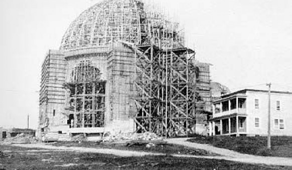 La cathédrale en construction en 1922. SHA – Fonds Studio Morasse / H. Dudemaine