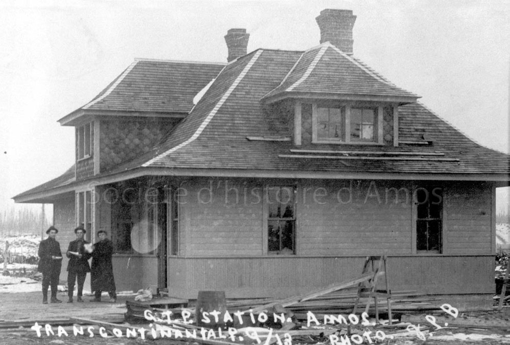 Trois hommes devant la gare d'Amos en 1913. SHA - fonds Société d'histoire d'Amos